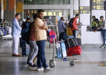 सख्त सुरक्षा व्यवस्था के बीच दिल्ली और मुंबई एयरपोर्ट पर परिचालन सामान्य