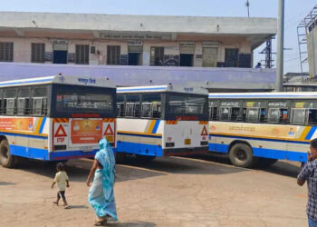 Conductor did not agree even after repeated checking in roadways bus, half passengers got the dead journey