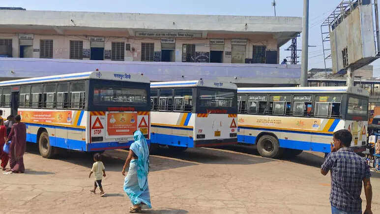 Conductor did not agree even after repeated checking in roadways bus, half passengers got the dead journey
