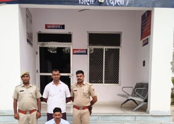 Dausa: Mandawar police arrested accused with illegal 12 bore guns and 23 cartridges