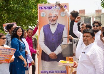 Delhi: BJP leaders consecrated PM Modi's poster with milk regarding caste census decision