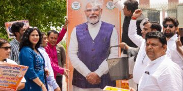 Delhi: BJP leaders consecrated PM Modi's poster with milk regarding caste census decision
