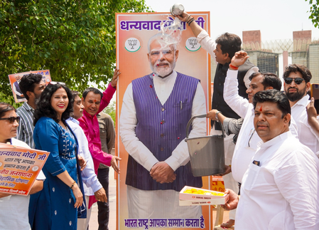 Delhi: BJP leaders consecrated PM Modi's poster with milk regarding caste census decision