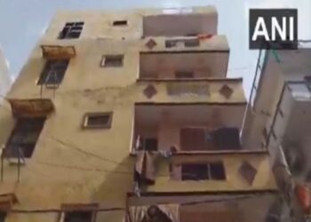 Delhi: Panic due to bending four -storey building in Shahdara, Municipal Corporation took out people