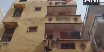 Delhi: Panic due to bending four -storey building in Shahdara, Municipal Corporation took out people
