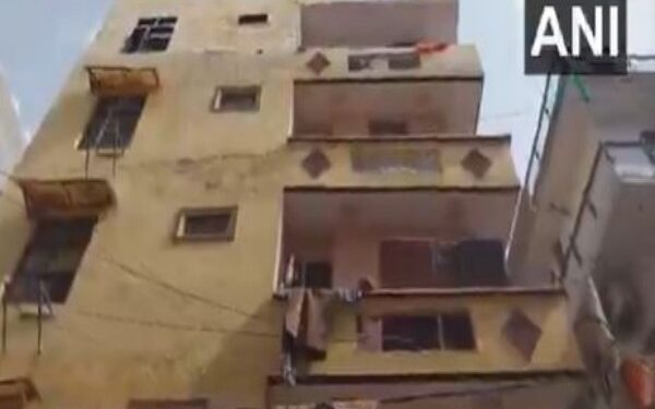 Delhi: Panic due to bending four -storey building in Shahdara, Municipal Corporation took out people