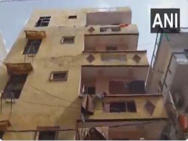 Delhi: Panic due to bending four -storey building in Shahdara, Municipal Corporation took out people