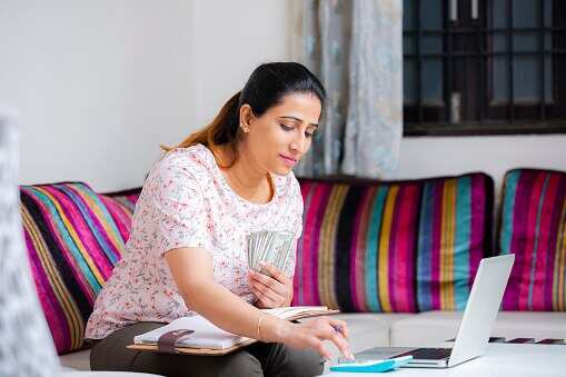 पति की कमाई में बनना चाहती हैं सहारा? घर बैठे शुरू करें ये 6 छोटे बिजनेस, महिलाएं भी कमा रही हैं हर महीने 20,000 रूपए 