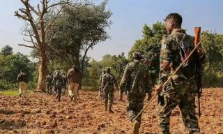 Encounter in Jharkhand: Maoist piles of five lakhs; A partner arrested