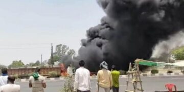 Fierce fire in the trailer, driver jumped and saved his life