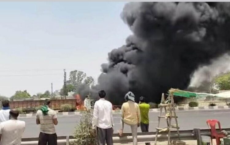 Fierce fire in the trailer, driver jumped and saved his life