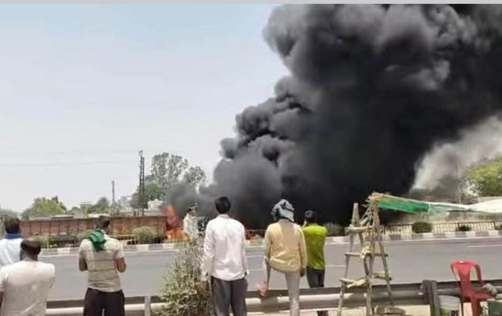 Fierce fire in the trailer, driver jumped and saved his life