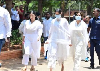Film stars arrived at the funeral of Anil Kapoor's mother