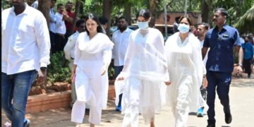 Film stars arrived at the funeral of Anil Kapoor's mother