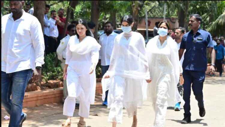Film stars arrived at the funeral of Anil Kapoor's mother