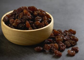 For which organ is a dry grape beneficial, what is the right way to eat this dry fruit?