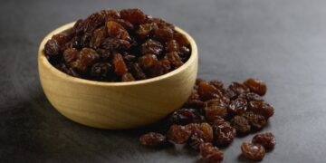 For which organ is a dry grape beneficial, what is the right way to eat this dry fruit?