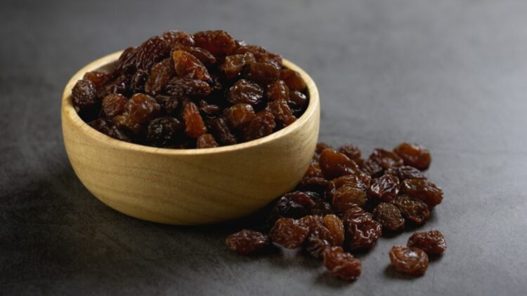 For which organ is a dry grape beneficial, what is the right way to eat this dry fruit?