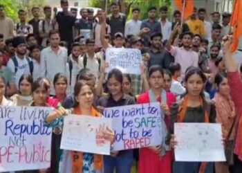 Gang rape of NEET student, accused absconding even after 10 days, ABVP took to the road and demonstrated with students