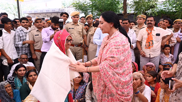 Gave life to newborns by getting 2800 deliveries in Ajmer in sixty years, Deputy Chief Minister Dia Kumari reached Dai to honor the mother's mother