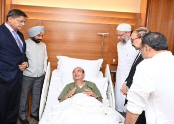 Ghulam Nabi Azad admitted to foreign tour, BJP MP said- his eyes filled