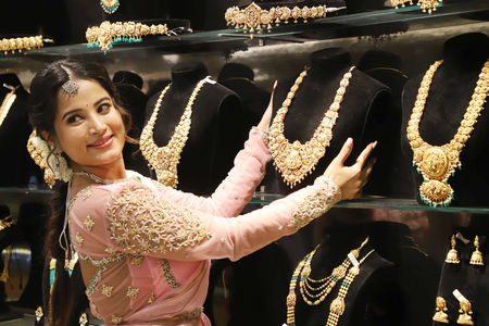 Gold price continues to rise, more than Rs 1,400 per 10 grams became expensive