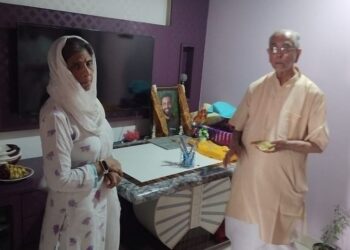 Govind Devji Temple presented a check of one lakh fifty thousand rupees to the families of Neeraj Udhwani