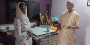Govind Devji Temple presented a check of one lakh fifty thousand rupees to the families of Neeraj Udhwani