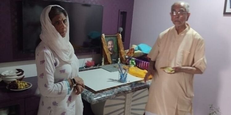 Govind Devji Temple presented a check of one lakh fifty thousand rupees to the families of Neeraj Udhwani