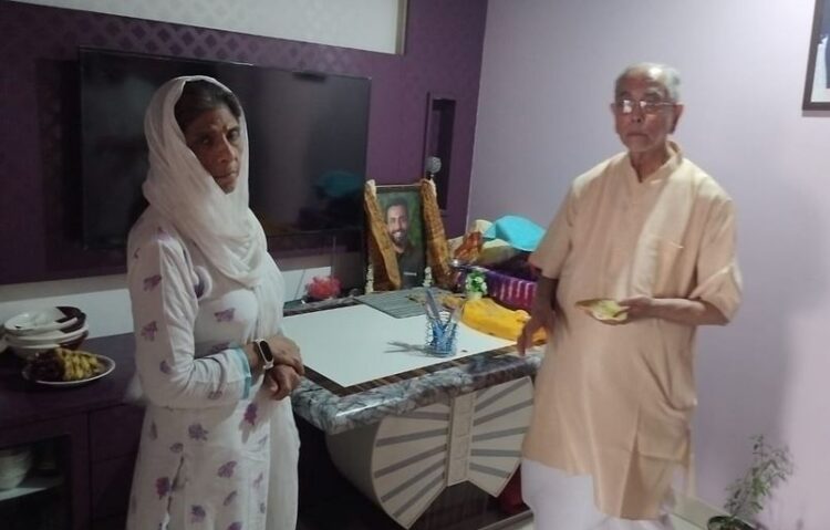 Govind Devji Temple presented a check of one lakh fifty thousand rupees to the families of Neeraj Udhwani