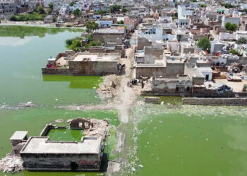 Half of the land of Kharia pond of Didwana 'missing', toilet water falling in it, disclosed in the commissioner's report