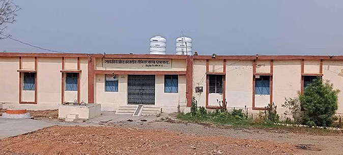 Hostel closed in Damoh, students of counting in schools, apply to take board exams again