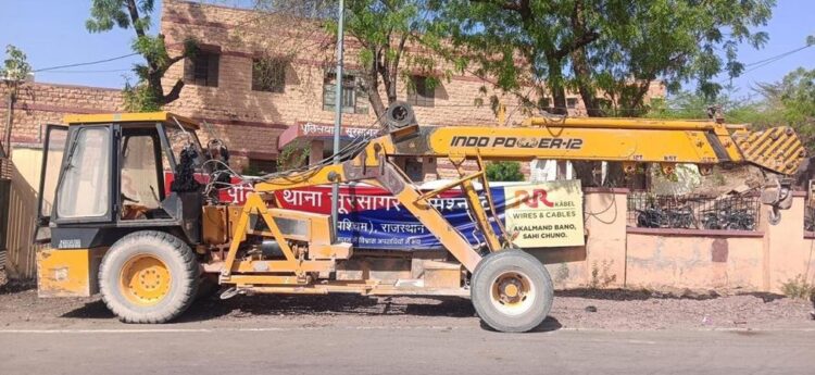 Hydraulic crane and truck seized involved in illegal mining