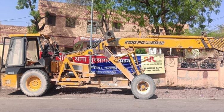Hydraulic crane and truck seized involved in illegal mining