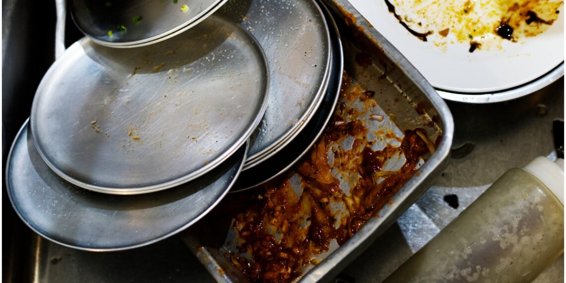 If there is a problem in cleaning the sticky vessel of ghee, then mix this thing in the water