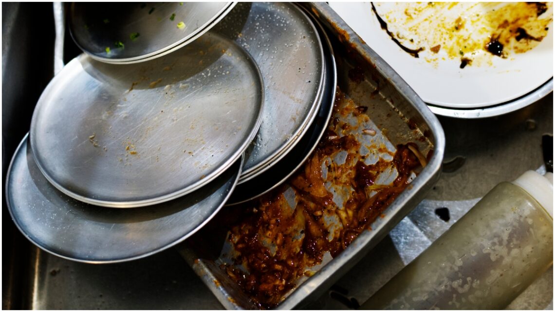 If there is a problem in cleaning the sticky vessel of ghee, then mix this thing in the water