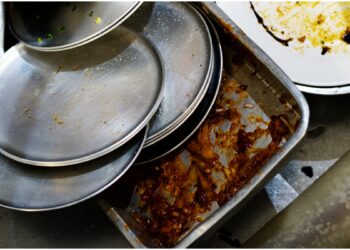 If there is a problem in cleaning the sticky vessel of ghee, then mix this thing in the water