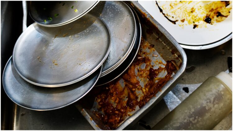 If there is a problem in cleaning the sticky vessel of ghee, then mix this thing in the water