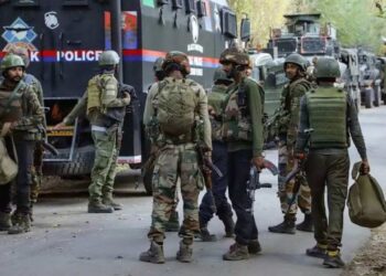 India Pakistan War | Operation Sindoor | BSF Action in Samba Sector | Jammu Kashmir Pakistan Attack | Jammu Blackout | Jammu kashmir ke samba sector mein bsf ne 7 aatanki maaare Update | India Pakistan Latest News | Jammu kashmir latest news | Jammu kashmir news update | Operation Sindoor 2 | News Track | India Pakistan War Update: Big Action of BSF in Jammu and Kashmir: Attempts to infiltrate Samba sector failed, 7 terrorists piles, Pakistan's post destroyed, video | News Track in Hindi