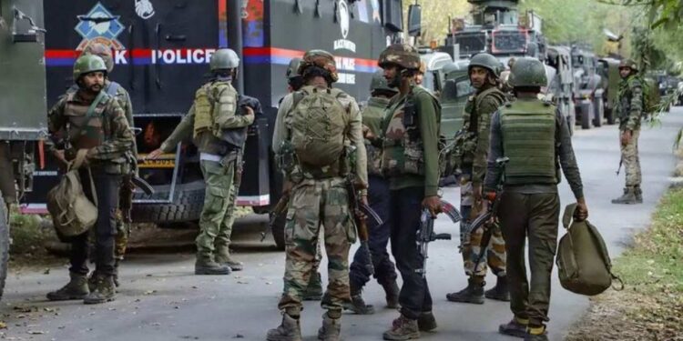 India Pakistan War | Operation Sindoor | BSF Action in Samba Sector | Jammu Kashmir Pakistan Attack | Jammu Blackout | Jammu kashmir ke samba sector mein bsf ne 7 aatanki maaare Update | India Pakistan Latest News | Jammu kashmir latest news | Jammu kashmir news update | Operation Sindoor 2 | News Track | India Pakistan War Update: Big Action of BSF in Jammu and Kashmir: Attempts to infiltrate Samba sector failed, 7 terrorists piles, Pakistan's post destroyed, video | News Track in Hindi
