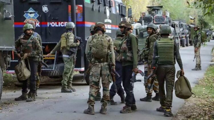 India Pakistan War | Operation Sindoor | BSF Action in Samba Sector | Jammu Kashmir Pakistan Attack | Jammu Blackout | Jammu kashmir ke samba sector mein bsf ne 7 aatanki maaare Update | India Pakistan Latest News | Jammu kashmir latest news | Jammu kashmir news update | Operation Sindoor 2 | News Track | India Pakistan War Update: Big Action of BSF in Jammu and Kashmir: Attempts to infiltrate Samba sector failed, 7 terrorists piles, Pakistan's post destroyed, video | News Track in Hindi