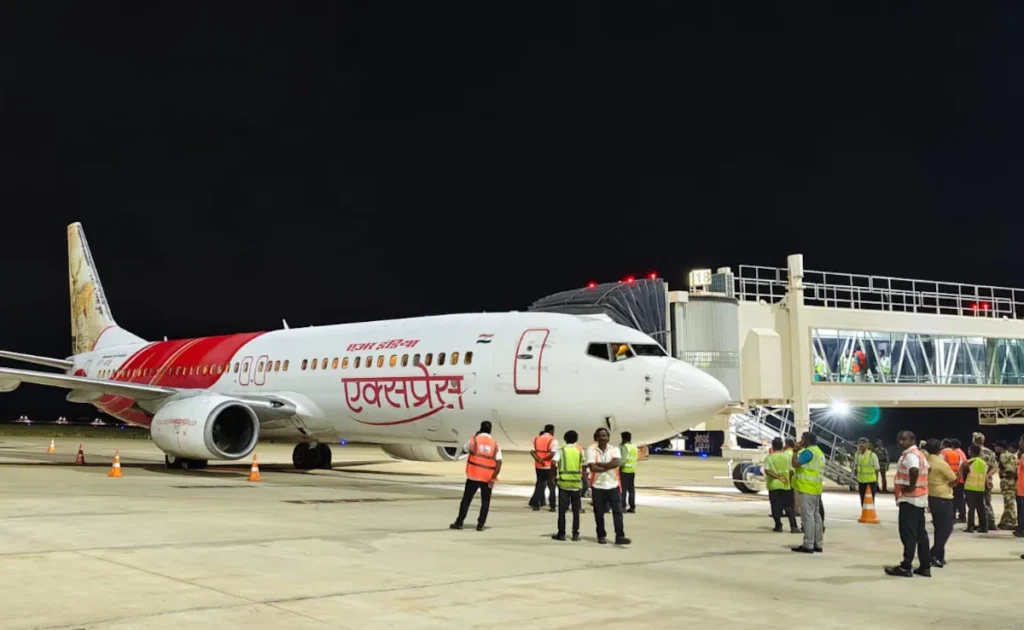India Pakistan is charging the war with flight companies from migrants. More than 8 thousand rupees are cutting.