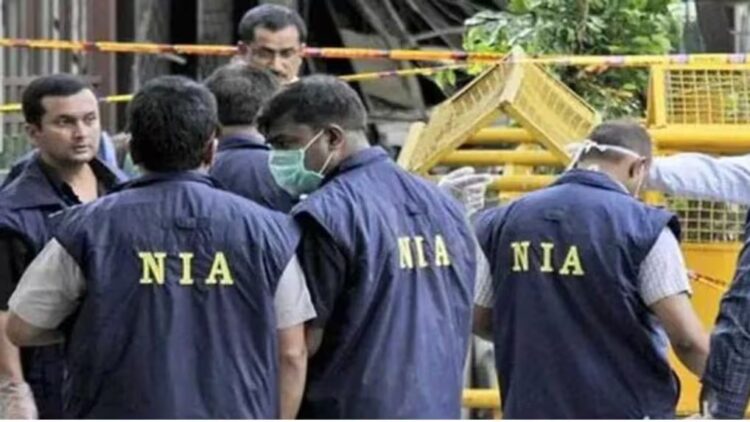 Isis Terrorists Arrested from Mumbai Airport Nia Announced Reward Rs 3 Lakh News in Hindi | Two terrorists associated with three lakh prizes ISIS arrested, NIA caught Dhar at Mumbai Airport. News Track in Hindi