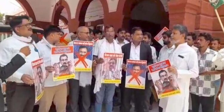 Jaunpur News | BJP Leader Vijay Shah | Colonel Sophia Qureshi | News in hindi | Uttar Pradesh News Today | Latest Update in Hindi | News Track Hindi News | Up ka taaza samachar in hindi | Jaunpur News: Congress's protest march: BJP minister's remarks told 'treason', voice raised in honor of Colonel Sophia Qureshi. News Track in Hindi