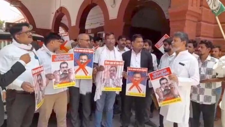 Jaunpur News | BJP Leader Vijay Shah | Colonel Sophia Qureshi | News in hindi | Uttar Pradesh News Today | Latest Update in Hindi | News Track Hindi News | Up ka taaza samachar in hindi | Jaunpur News: Congress's protest march: BJP minister's remarks told 'treason', voice raised in honor of Colonel Sophia Qureshi. News Track in Hindi