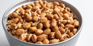 Just a handful of peanuts keeps a full care of the heart and bones