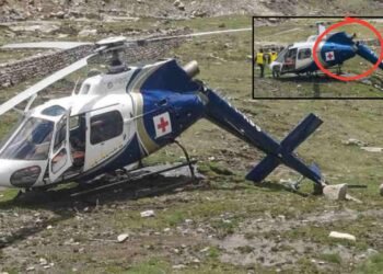 Kedarnath Accident | Helicopter Ambulance Crash | AIIMS Rishikesh Helicopter Amulance Crash Landing | Uttrakhand news | , Large accident in Kedarnath, Helicopter ambulance of AIIMS Rishikesh in two parts, all passengers safe. News Track in Hindi
