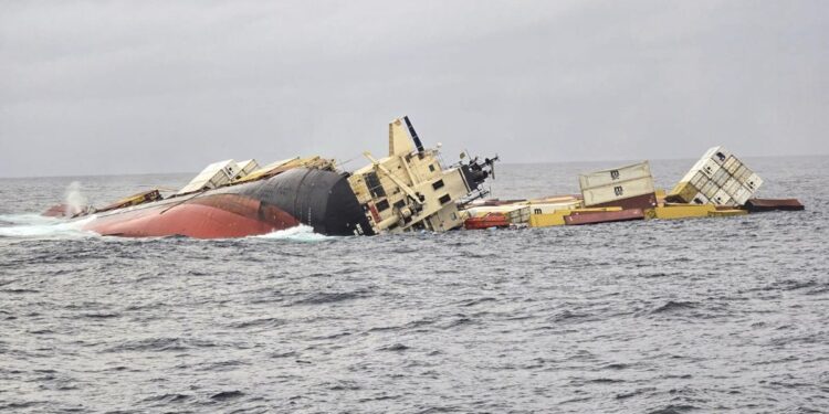 Liberian ship crashed near Kochi, all 24 people were evacuated out