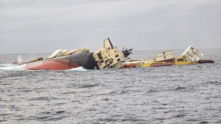 Liberian ship crashed near Kochi, all 24 people were evacuated out