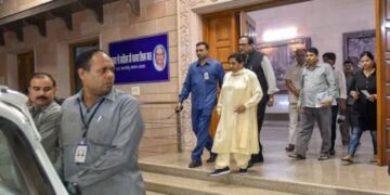 Mayawati Left Government Residence | Mayawati News in Hindi | Mayawati Security | Mayawati Z+ Security | Mayawati Left Delhi Residence | UP Politics | , Security or political moves? The movement of Mayawati's government bungalow created a stir. News Track in Hindi